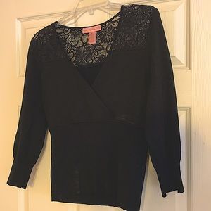 Black Bandolino laced shoulder. Elastic waist and sleeves.Beautiful!